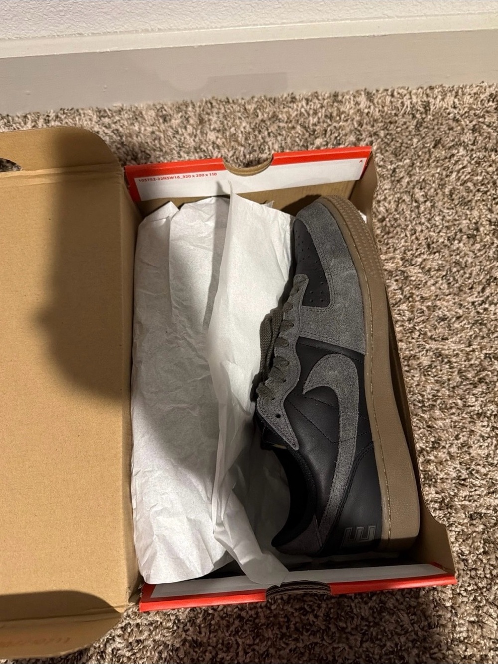 Nike Men's Low-Top Sneakers in Gray and Black